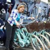 Une femme qui achète une bicyclette grâce à l'aide vélo de Nantes Métropole
