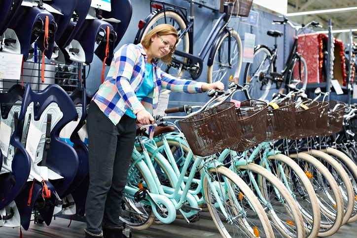 Une femme qui achète une bicyclette grâce à l'aide vélo de Nantes Métropole